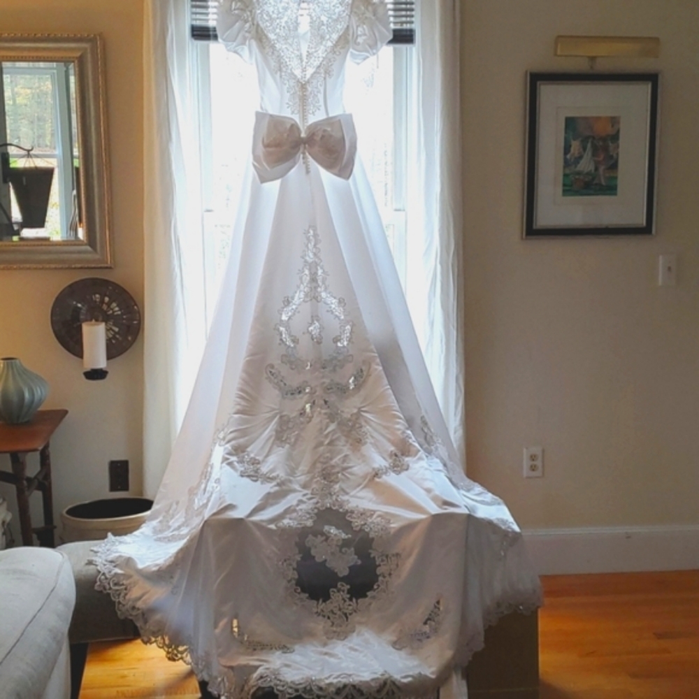 Vintage, STUNNING,VHITE  Wedding Dress.  Snow White Color. STUNNING. Beauriful